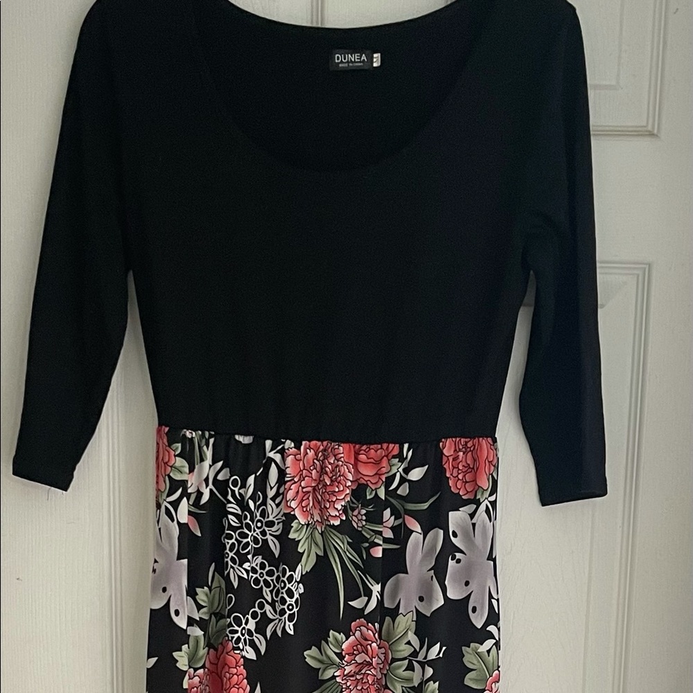 Pretty 3/4 sleeve floral and black maxi dress